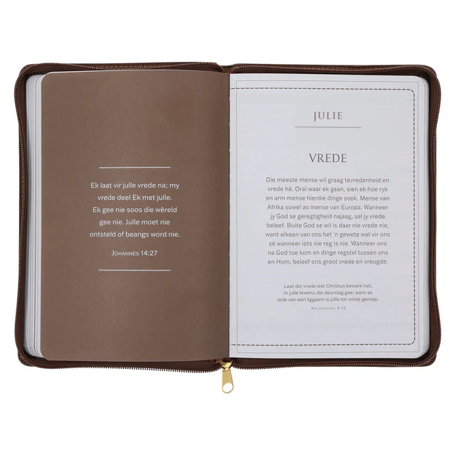 2026 Angus Buchan Dagboek - Dagbeplanner - Staan Vas in Julle Geloof - Kunsleer met Rits